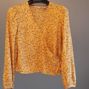 Levi's blouse. size Medium. Wrap style Tie front Yellow and white design